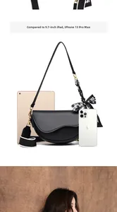 Confronto dimensioni borsa a sella in pelle nera con iPad da 9,7 pollici e iPhone 13 Pro Max
