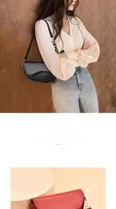 Dettaglio dell'elegante borsa a sella con patta magnetica e finiture in metallo lucido
