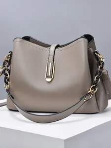 Sac coque chic en cuir kaki avec boucle dorée et bandoulière en chaîne dorée