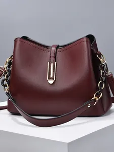 Sac seau élégant en cuir rouge bordeaux avec chaîne dorée et boucle métallique de luxe