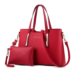 Set borsa a mano rossa in pelle martellata con pochette e finiture dorate di lusso