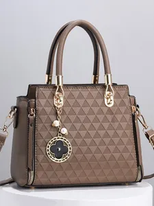 Dunkelbraune Shopper Tasche mit Dreiecksprägung und Kleeblatt-Perlenanhänger