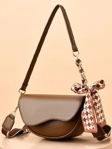 Borsa a Sella da Donna Minimalista in Pelle PU Con Sciarpa a Quadri Patta Ondulata Tracolla Regolabile Borsa alla Moda