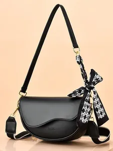 Borsa a sella nera minimalista da donna con foulard a scacchi e dettagli dorati