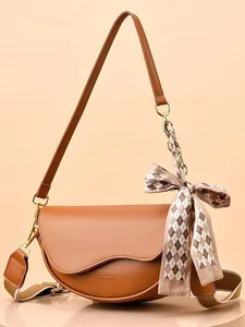 Borsa a sella marrone in ecopelle con patta ondulata, catena e foulard a quadri