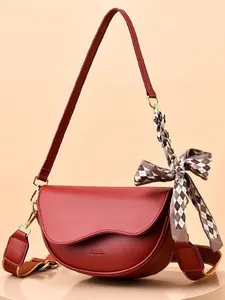 Borsa a sella rossa in pelle con patta a onde, tracolla in tessuto e foulard in seta