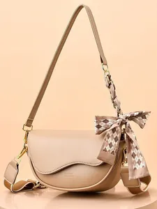 Borsa a sella beige minimalista con patta a onde e fiocco decorativo in seta a quadri