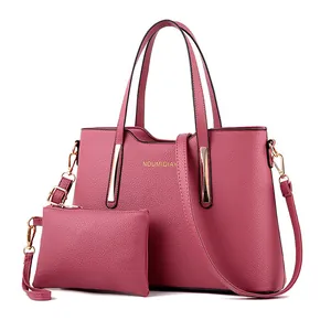 Set da 2 pezzi con borsa tote rosso rosa a grana litchi e pochette con hardware oro