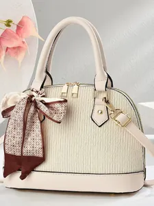 Elegante cremefarbene Muschel-Handtasche mit vertikaler Faltung und dekorativem Seidenschal