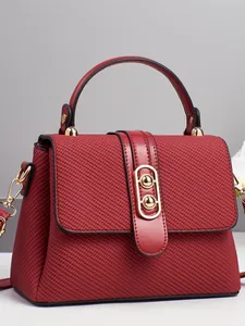 Borsa a mano rossa in tessuto strutturato con hardware dorato e finiture in pelle