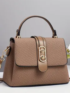 Borsa a mano a tracolla intrecciata marrone con finiture in pelle e chiusura d'oro