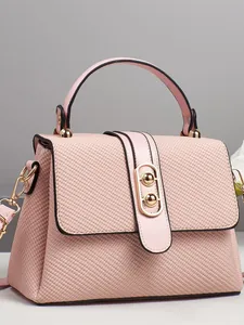 Borsa a mano rosa minimalista con trama intrecciata e chiusura dorata da donna