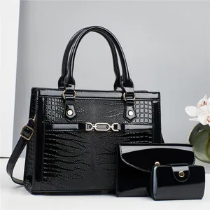 3-teiliges Set schwarze Lackledertaschen mit Echsenprägung und Goldkettendetails