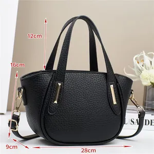 Dettaglio borsa a mano nera in pelle martellata con dimensioni larghezza 28cm e altezza 16cm