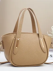 Borsa a mano in pelle martellata marrone chiaro con doppi manici e dettagli dorati