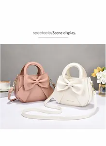 Vista dettagliata di eleganti borse rosa e bianche con decorazione a fiocco chic