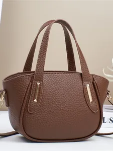 Elegante borsa a mano marrone in pelle con dettagli dorati e raffinato design ad arco