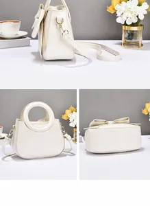 Viste dettagliate da più angolazioni di un'elegante borsa beige con un grande fiocco