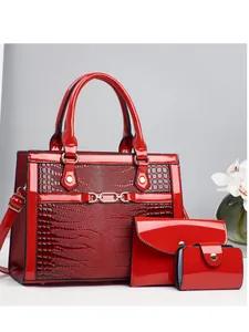 Dreiteiliges rotes Handtaschen-Set mit Krokodil-Prägung, bestehend aus Tote, Clutch und Etui