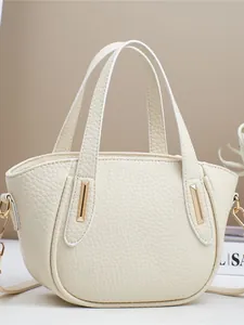 Elegante borsa a mano beige in pelle martellata con dettagli dorati e tracolla