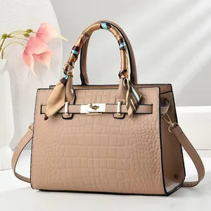 Vue détaillée du sac cabas motif crocodile avec ferrures dorées et foulard en soie