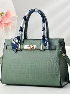 Sac fourre-tout vert motif crocodile avec foulard en soie décoratif sur l'anse