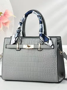 Sac cabas gris à motif crocodile avec foulard élégant et finitions dorées