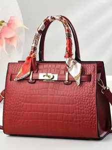 Sac cabas élégant rouge à motif crocodile avec foulard en soie et fermoir doré raffiné