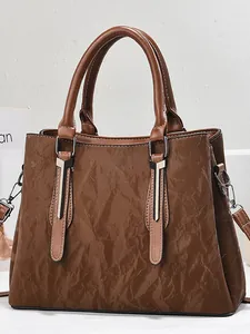 Borsa marrone in finta pelle plissettata con doppi manici e dettagli in metallo