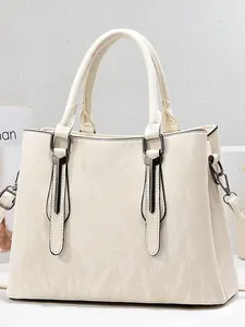 Elegante borsa a mano beige con trama marmorizzata e dettagli metallici moda