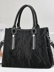 Elegante borsa a mano in pelle lucida nera con dettagli argentati e tracolla rimovibile