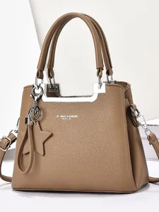 Sac à main marron en cuir souple avec texture litchi et détails métalliques