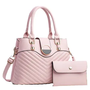 Bolso acolchado rosa con herrajes dorados y conjunto de cartera larga a juego elegante