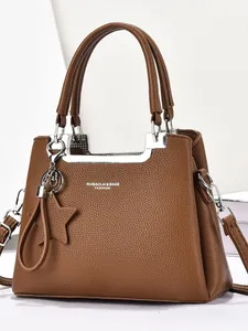 Sac à main en cuir litchi marron avec pendentif étoile et accessoires argentés