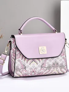 Petit sac carré violet clair bicolore avec boucle dorée et bandoulière réglable