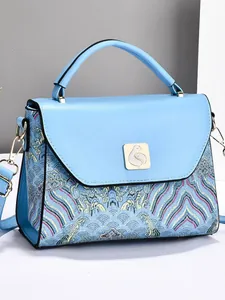 Sac à main bleu clair élégant avec broderie de paysage et fermoir oiseau doré