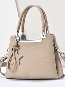 Sac à main chic en cuir beige avec doubles poignées et pendentif étoile pour femme