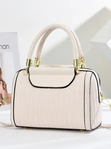 Borsa Boston beige con goffratura verticale e bordi neri su sfondo bianco puro