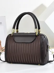 Borsa Boston marrone scuro con texture goffrata verticale e finiture dorate da donna