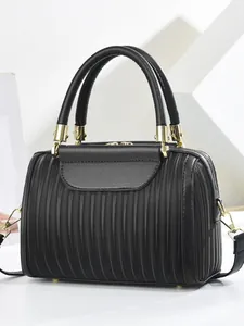Borsa Boston nera con trama a rilievo verticale e dettagli hardware dorati di alta qualità