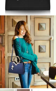 Gros plan sur le sac à main gaufré avec boucle en V et pendentif floral élégant