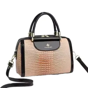 Roze Boston tas met krokodillenprint en zwart lakleer met gouden metalen details
