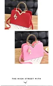 Détail de sacs à main rouge et rose à texture géométrique avec poignées tissées et charms
