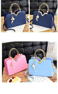 Détails de sacs à main pastel avec texture géométrique et breloques de fleurs dorées