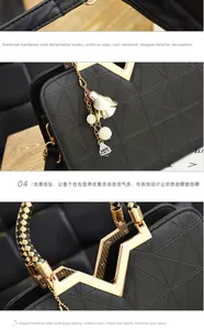 Détails de la ferrure dorée et du pendentif en perles sur un sac à main noir