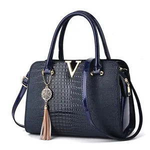 Sac cabas bleu marine à motif crocodile avec fermoir en V doré et détails de pompons chic