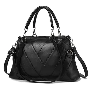 Modische schwarze Handtasche aus Kunstleder mit V-Ziernähten und dunklen Metallteilen