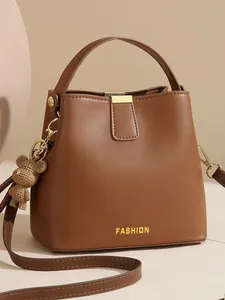 Καφέ πλεκτή τσάντα κουβάς με λογότυπο fashion και γούρι αρκουδάκι σε μπροστινή προβολή