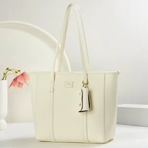 Detail der Shopper-Tasche aus Leder mit Lychee-Muster, Mini-Etui und Markenlogo-Patch