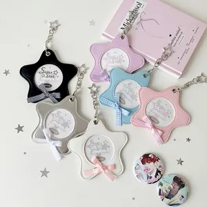 Portafoto a forma di stella in ecopelle con fiocchi e clip metalliche in sei colori diversi